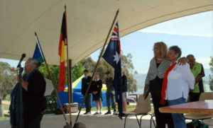 Ngarigo Elders na scenie Claypitt podczas uroczystości NAIDOC w Jindabyne