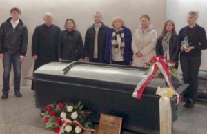 Marysia Thiele (third from right) at the grave of Sir Paul Edmund Strzelecki in Poland