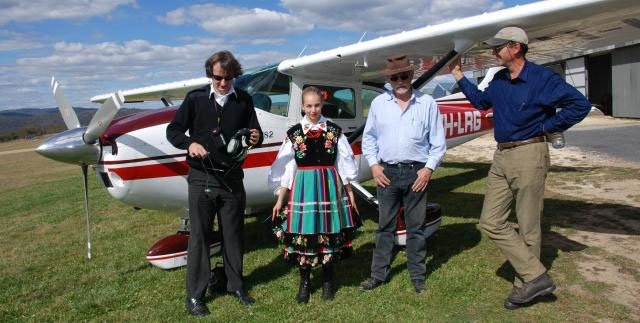 Chris Malek, Vicky Hospodaryk, Bob Young and pilot Mike Fischer